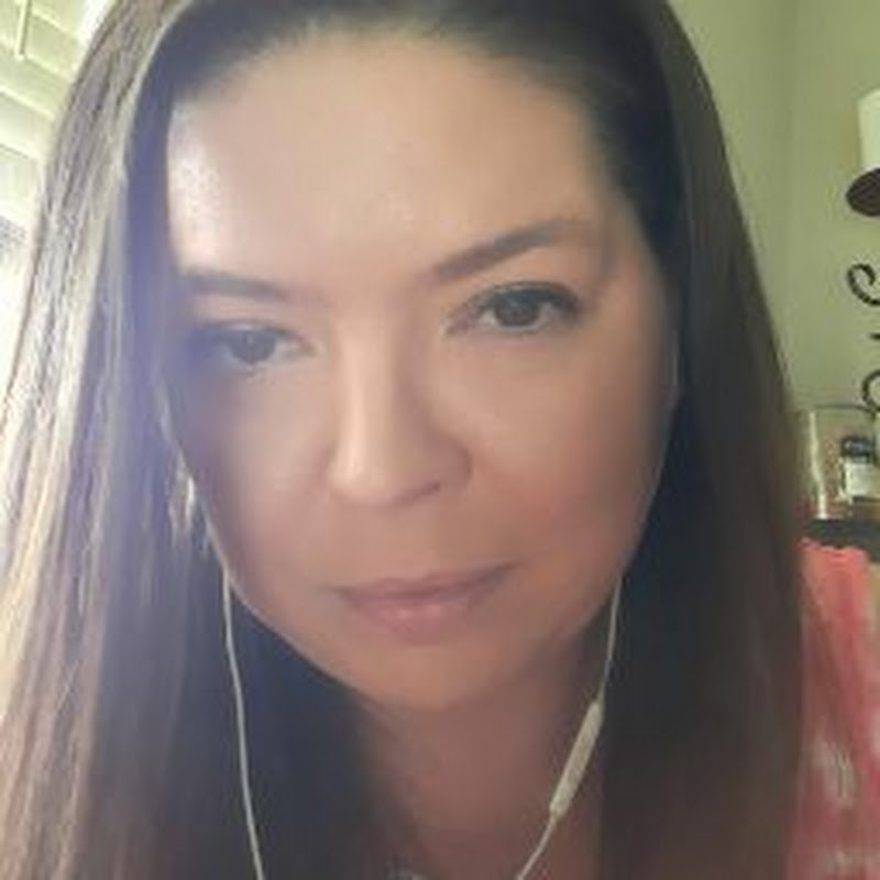 Sandra Moore, Lifestyle Content Creator — AI twin on Just Like Me